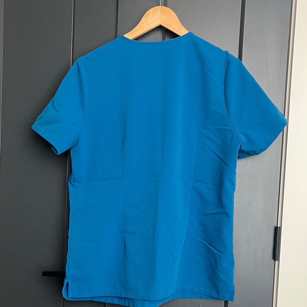 Figs women’s Catarina Short Sleeve V-Neck scrub top in Cool Blue - Picture 4 of 4
